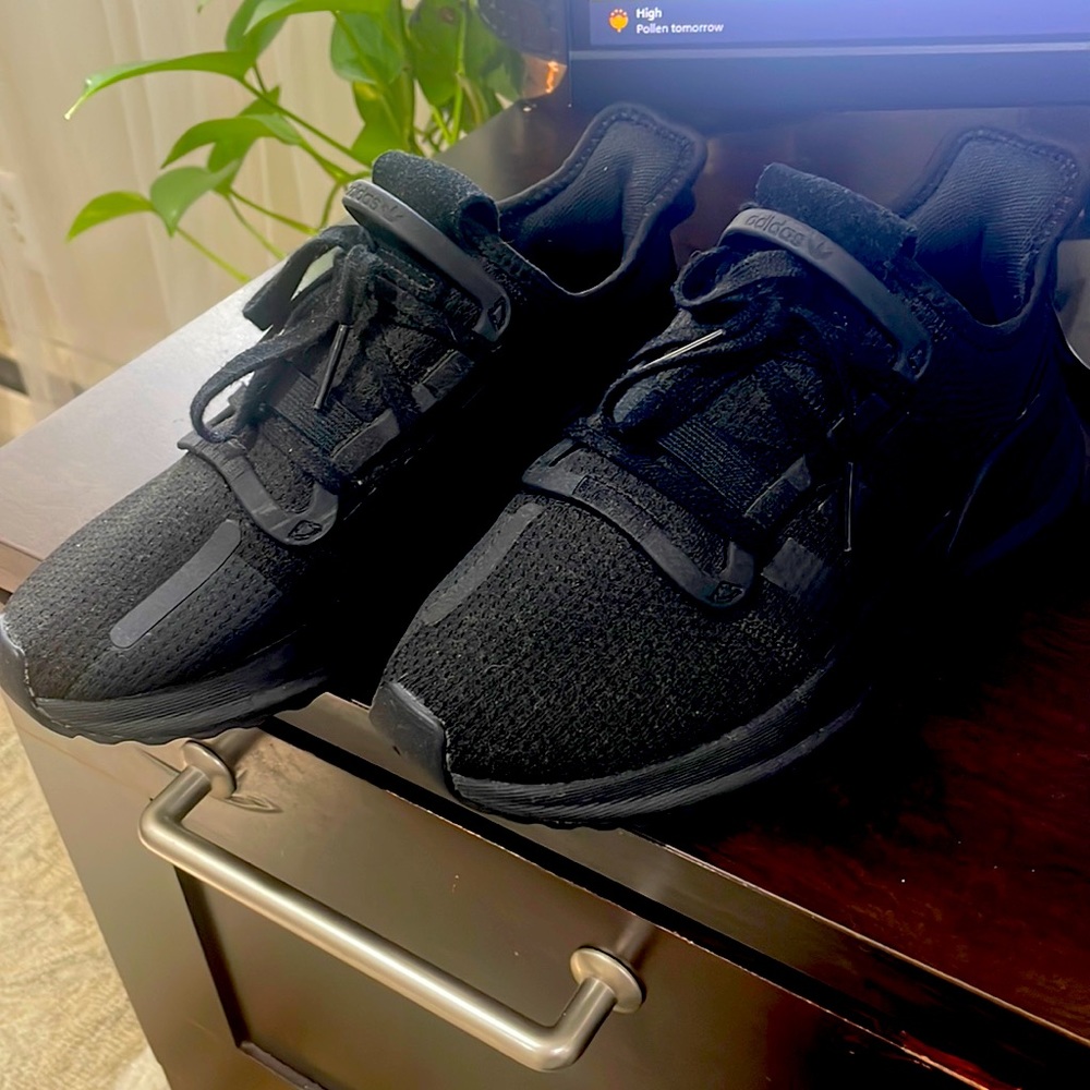 Adidas Cloud Art sneakers size 5.5